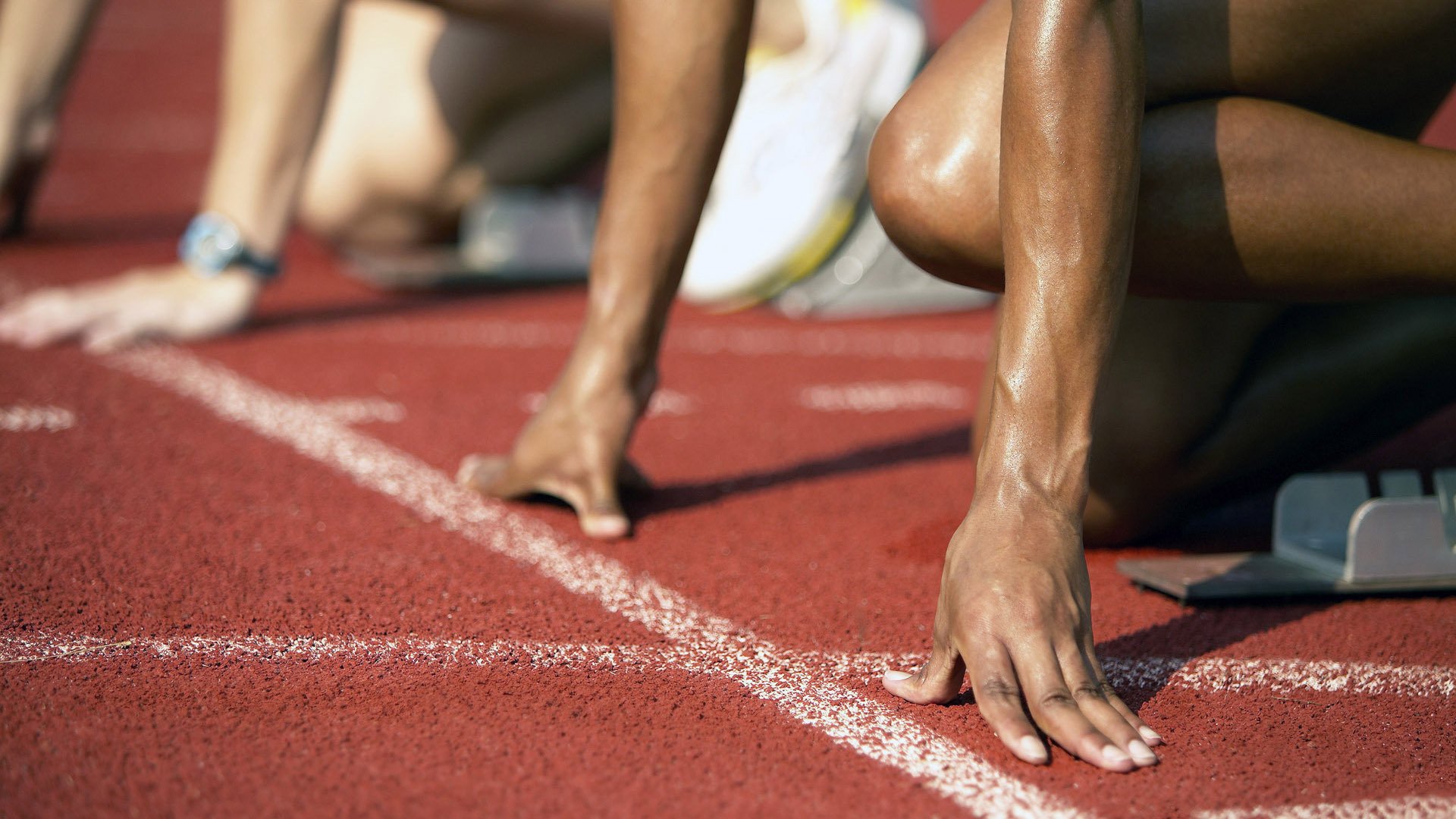 赛道上的脊梁，巴斯托尼扛起全队，F1年度争冠之夜铸就传奇