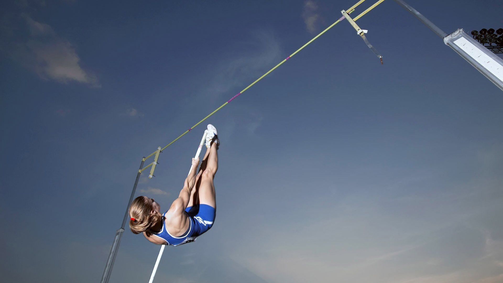 开云足球直播-绝境逆袭，红牛如何从迈凯伦手中夺回王座，勒克莱尔上演孤胆英雄传奇